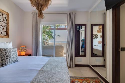 ein Schlafzimmer mit Bett und Meerblick in der Unterkunft Casa Elegancia - Beach Paradise in Marbella