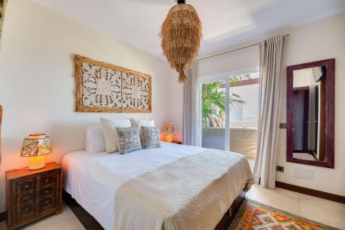 ein Schlafzimmer mit einem weißen Bett und einem Fenster in der Unterkunft Casa Elegancia - Beach Paradise in Marbella