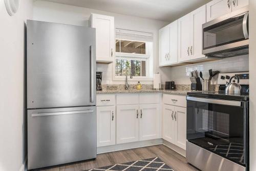 Η κουζίνα ή μικρή κουζίνα στο Dauphin Island Condos Near the Beach - Unit 2