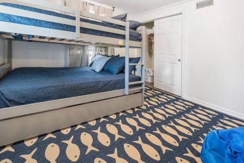Ένα ή περισσότερα κρεβάτια σε δωμάτιο στο Dauphin Island Condos Near the Beach - Unit 2