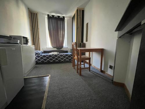 European District Hostelにあるキッチンまたは簡易キッチン