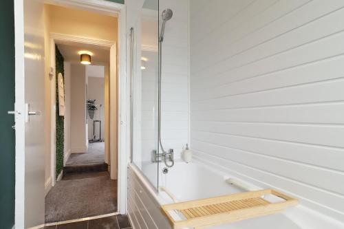 Yasmin's 2 Bed - Great for Workers and Groups with FREE Parking - Hosted by Stay Host Save衛浴