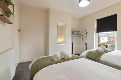 Yasmin's 2 Bed - Great for Workers and Groups with FREE Parking - Hosted by Stay Host Save房間的床