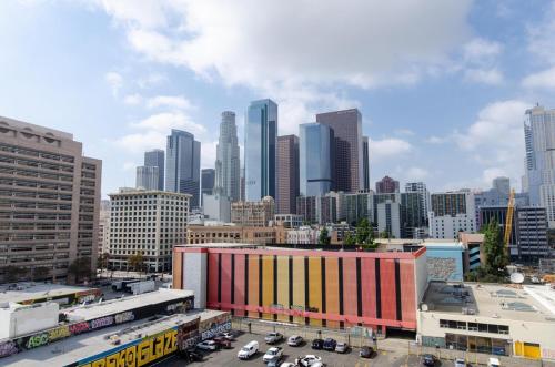 Lovely 3BR Apt With Balcony And Rooftop Pool Plus Views photo 24