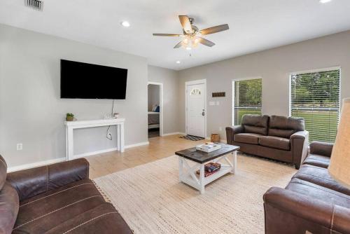 Μια τηλεόραση ή/και κέντρο ψυχαγωγίας στο Country Living with Fishing Lake and Bright Stars