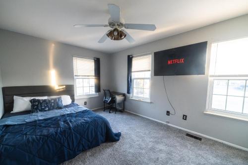 Ένα ή περισσότερα κρεβάτια σε δωμάτιο στο Cozy home in Ann Arbor