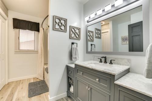 Ένα μπάνιο στο 3 Mi to Dtwn Alpena Family Home with Yard!