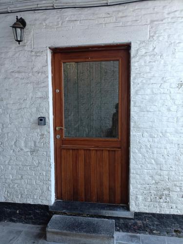 a wooden door on the side of a building at Maison du Doudou centre ville in Mons