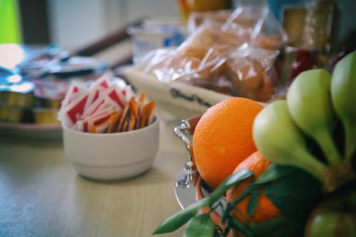 a bowl of apples and oranges on a counter at Suite Isernia Centro in Isernia