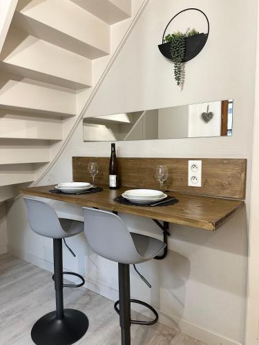 une salle à manger avec une table et deux tabourets dans l'établissement Jeannette, à Ribeauvillé