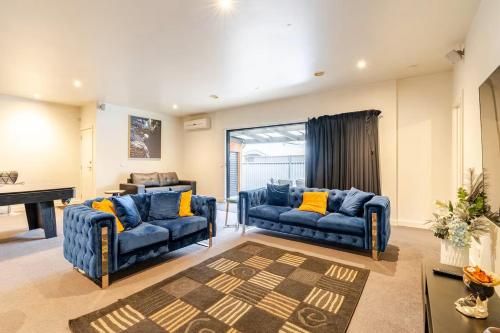 Χώρος καθιστικού στο Huge 4BR Pool Table & 75" TV