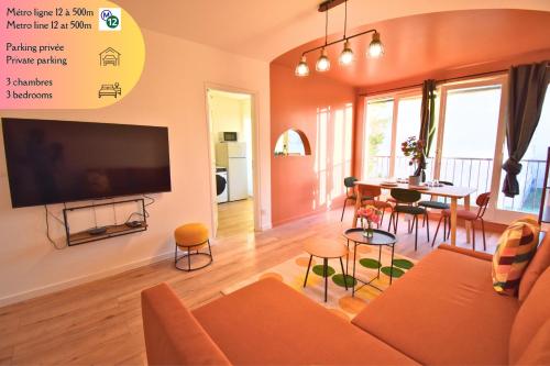 un salon avec un canapé et une table dans l'établissement Aur'Coloré Paris, à Aubervilliers