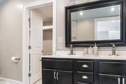 une salle de bain avec un lavabo noir et un miroir dans l'établissement Old Dauphin Way Historic Home - Unit 6, à Mobile
