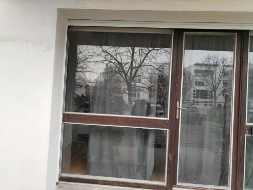 une fenêtre ouverte reflétant un bâtiment dans l'établissement Your home at Pessac, à Pessac