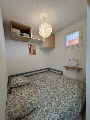 une petite chambre avec un lit et une fenêtre dans l'établissement T2 Palm Beach, à Dosse Gros