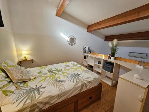 Ένα ή περισσότερα κρεβάτια σε δωμάτιο στο Gîte Le Muscat L'Escapade Des Flamants Roses