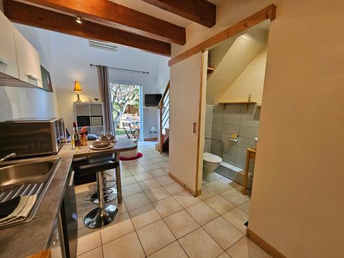 Η κουζίνα ή μικρή κουζίνα στο Gîte Le Muscat L'Escapade Des Flamants Roses