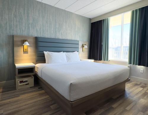 Ένα ή περισσότερα κρεβάτια σε δωμάτιο στο Radisson Hotel Montreal Airport