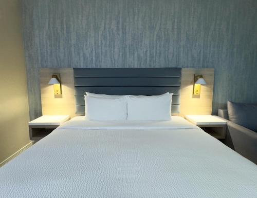 Ένα ή περισσότερα κρεβάτια σε δωμάτιο στο Radisson Hotel Montreal Airport