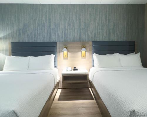 Ένα ή περισσότερα κρεβάτια σε δωμάτιο στο Radisson Hotel Montreal Airport