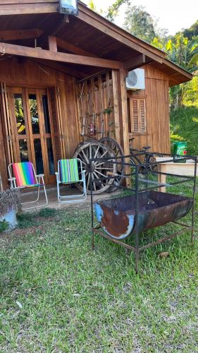 Marques de SousaにあるSíTIO DO LILIの木造のキャビン(椅子2脚付)