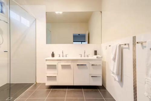 Ένα μπάνιο στο Huge 4BR Pool Table & 75" TV