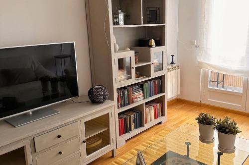 Una televisión o centro de entretenimiento en La casa de Cris