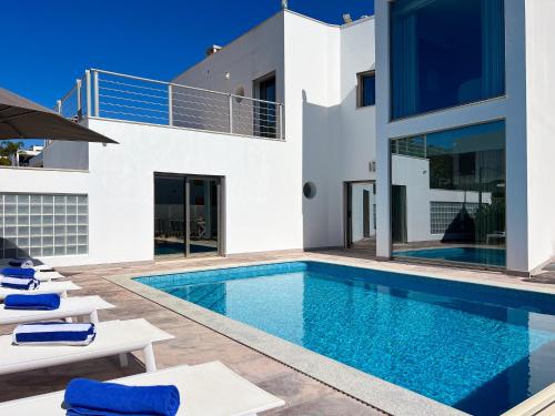 Luxury 4-Suite Villa, Pool, Jacuzzi, Games Room