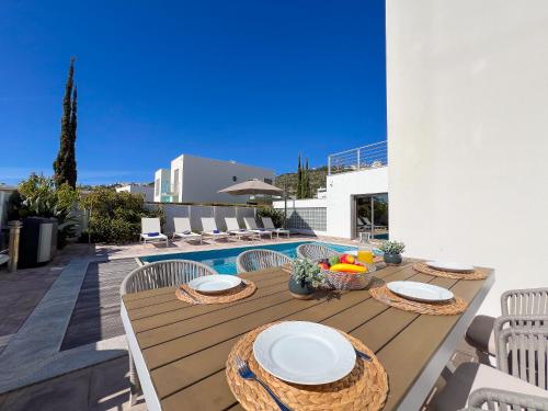 Luxury 4-Suite Villa, Pool, Jacuzzi, Games Room