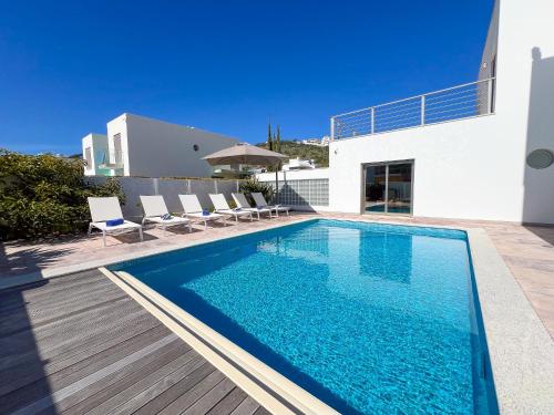 Luxury 4-Suite Villa, Pool, Jacuzzi, Games Room