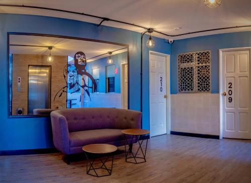 a living room with a couch and a table at Continental Mexicano in Mexico City