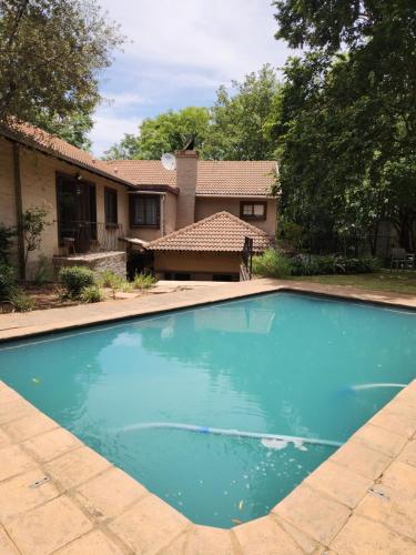 Πισίνα στο ή κοντά στο Cozy Urban Oasis in Hatfield