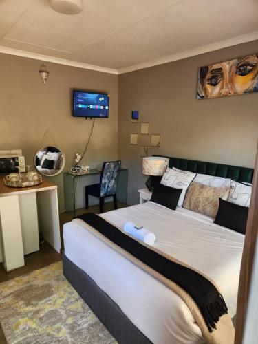 Katil atau katil-katil dalam bilik di Cozy Urban Oasis in Hatfield