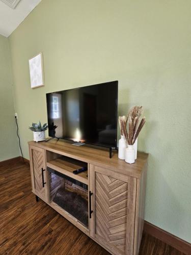 TV a/nebo společenská místnost v ubytování Your Perfect Perdido Key Getaway