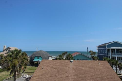 Blick auf das Meer vom Dach eines Hauses in der Unterkunft 1505 Forrest in Folly Beach