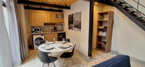 a kitchen and dining room with a table and chairs at Casa 8 in Guadalajara