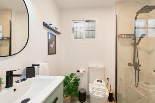 Et badeværelse på FARO I Lovely Apartment with Sunny Terrace, Barbacoa Pet Friendly in Mijas Costa & Fuengirola