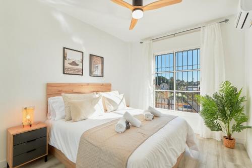 En eller flere senge i et værelse på FARO I Lovely Apartment with Sunny Terrace, Barbacoa Pet Friendly in Mijas Costa & Fuengirola