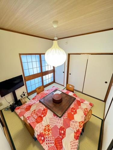 a dining room with a table with a quilt on it at 藤沢-鎌倉Home in Fujisawa