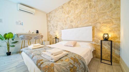 una camera da letto con un letto con asciugamani sopra di Langolo di laura borgo roma destiny home 3 a Verona