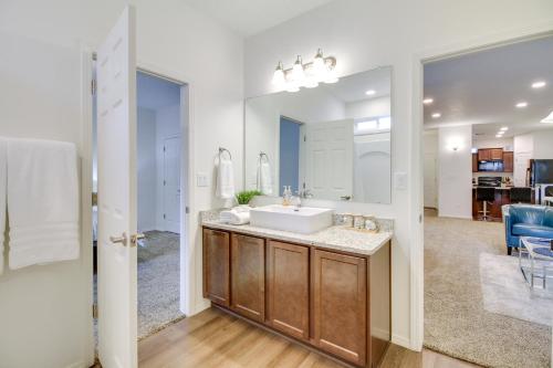 Kuchyň nebo kuchyňský kout v ubytování 4 Mi to UNM Convenient Albuquerque Townhome!