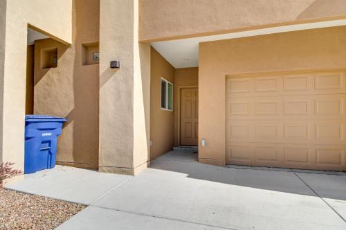 Fotografie z fotogalerie ubytování 4 Mi to UNM Convenient Albuquerque Townhome! v destinaci Albuquerque