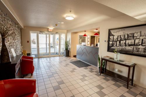 Coin salon dans l'établissement Ramada by Wyndham Cranbrook