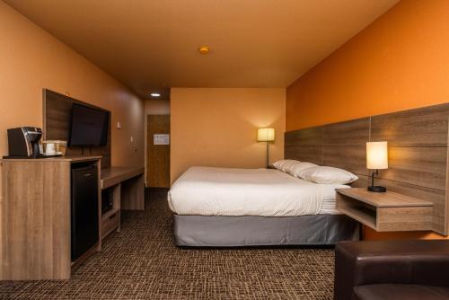Un ou plusieurs lits dans un hébergement de l'établissement Ramada by Wyndham Cranbrook