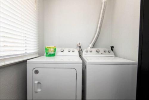 Gambar di galeri bagi Charming 2BR Condo with Onsite Parking Included di Los Angeles