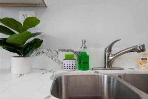 Dapur atau dapur kecil di Charming 2BR Condo with Onsite Parking Included