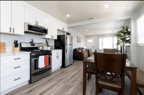 Dapur atau dapur kecil di Charming 2BR Condo with Onsite Parking Included