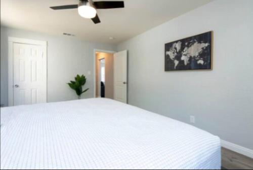 Katil atau katil-katil dalam bilik di Charming 2BR Condo with Onsite Parking Included