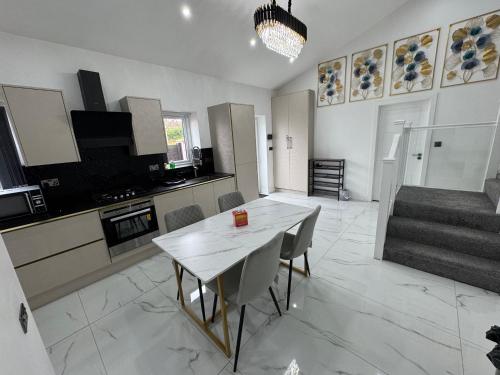 New Modern Stylish Villa Near City Centre Birmingham, with outdoor Hot Tub photo 11