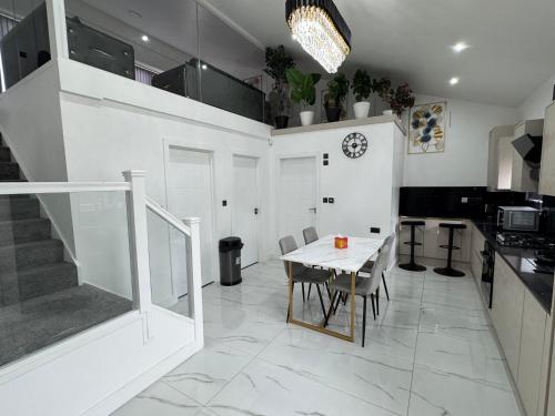 New Modern Stylish Villa Near City Centre Birmingham, with outdoor Hot Tub photo 10